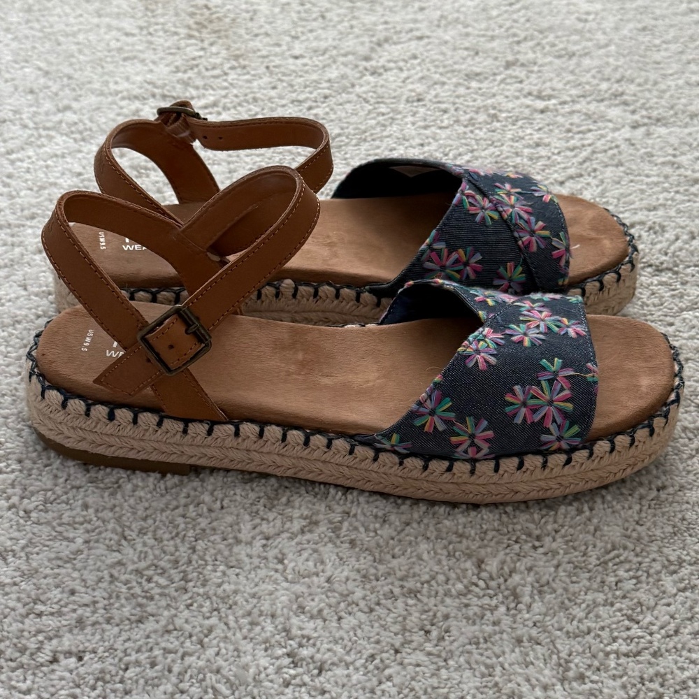TOMS Abby Floral Embroidered Platform Espadrille – Navy – Size 9.5